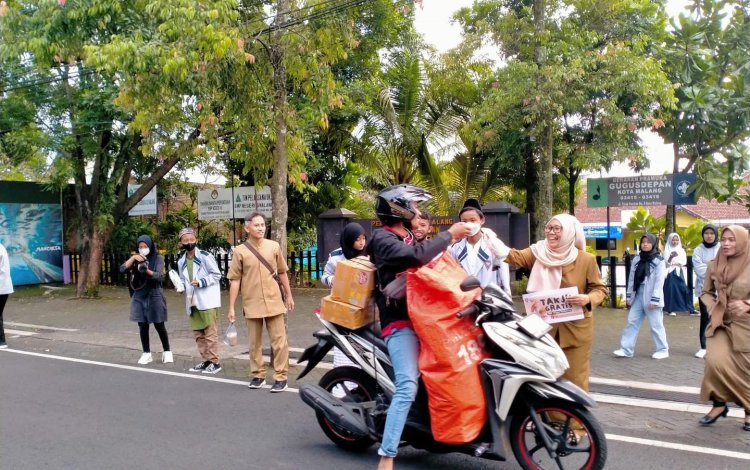 SMPN 16 Malang Bagi Bagi Takjil di Bulan Ramadhan