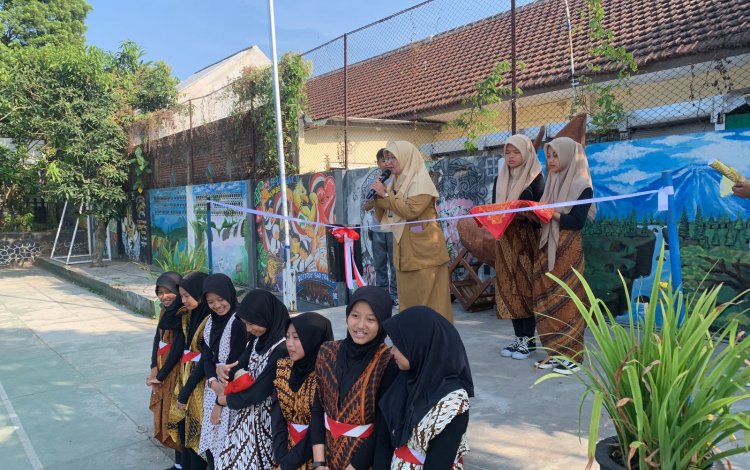 Memperingati Hari Kemerdekaan Indonesia - SMPN 16 Malang