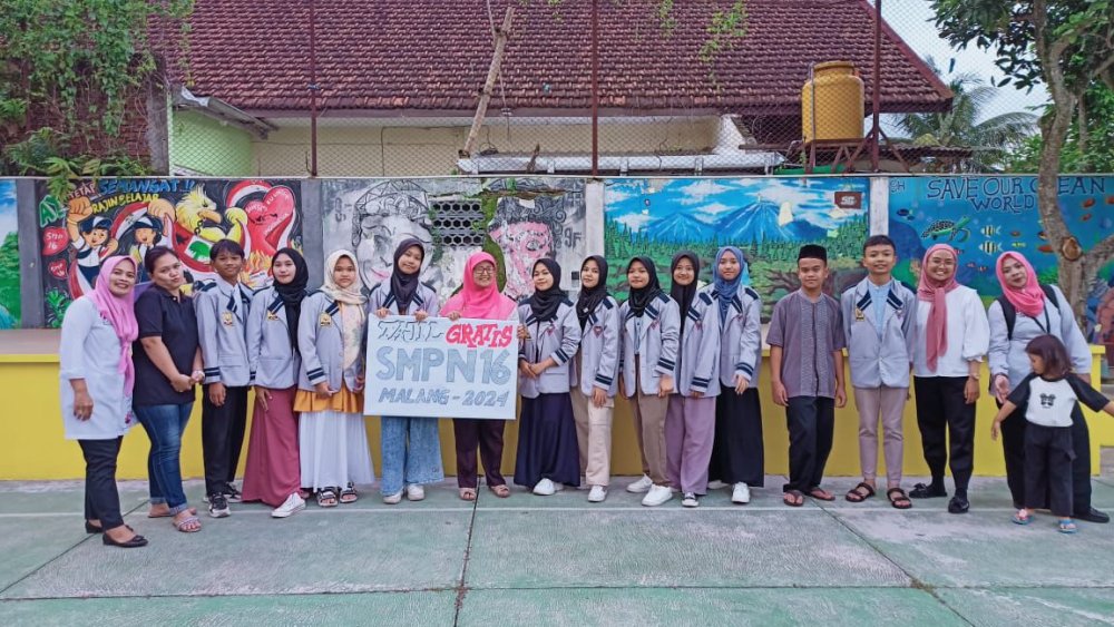 PEMBAGIAN TAKJIL GRATIS DI BULAN RAMADHAN - SMPN 16 MALANG